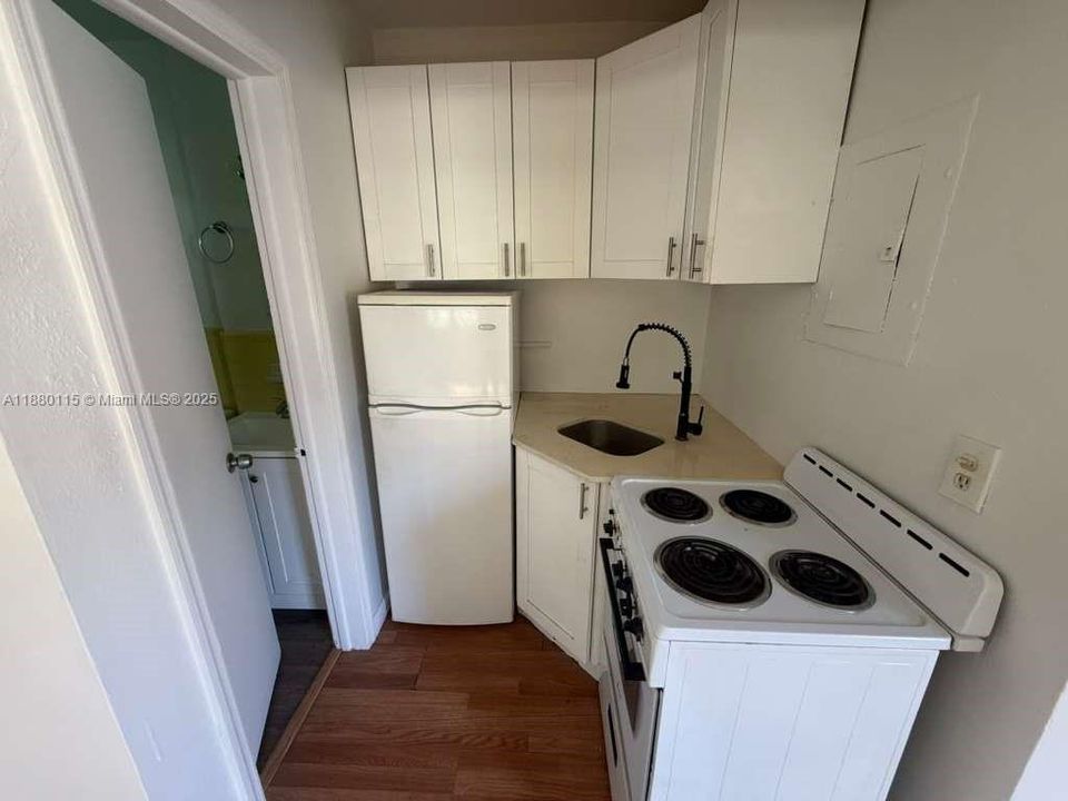 Active With Contract: $1,150 (0 beds, 1 baths, 420 Square Feet)