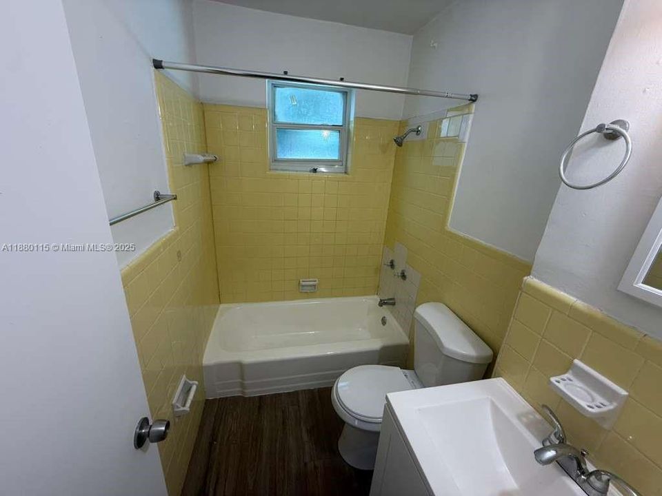 Active With Contract: $1,150 (0 beds, 1 baths, 420 Square Feet)