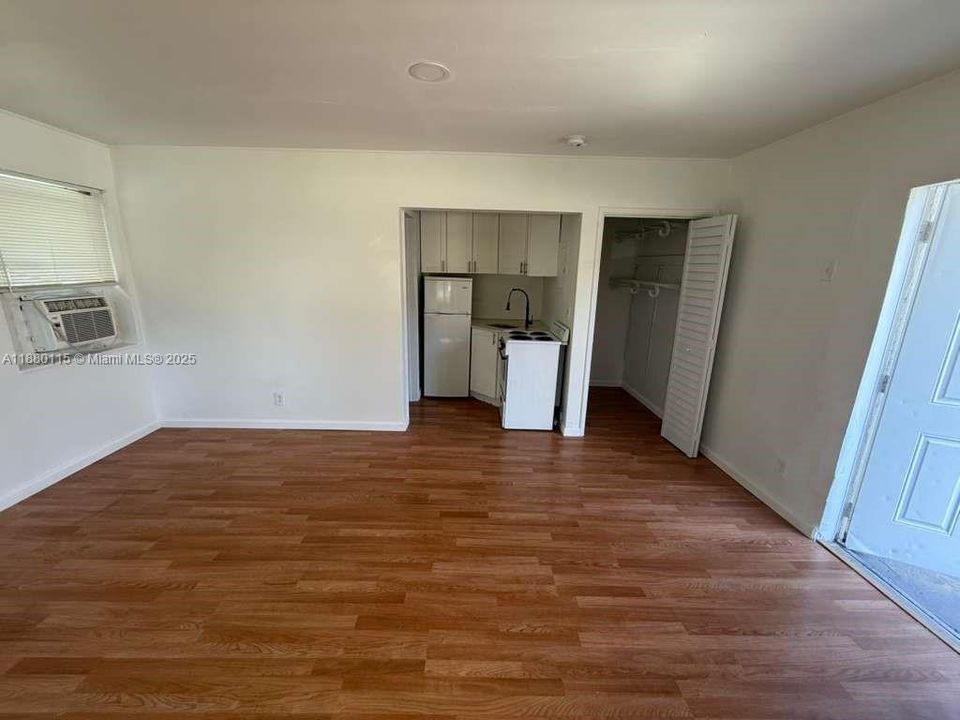 Active With Contract: $1,150 (0 beds, 1 baths, 420 Square Feet)