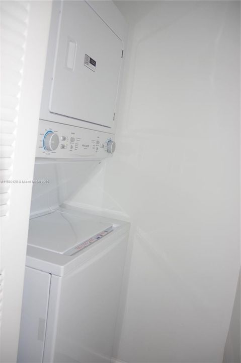 Recently Rented: $1,800 (2 beds, 1 baths, 868 Square Feet)