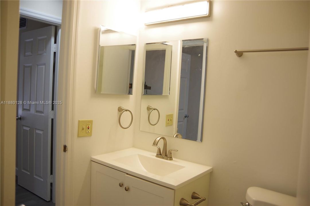 Recently Rented: $1,800 (2 beds, 1 baths, 868 Square Feet)