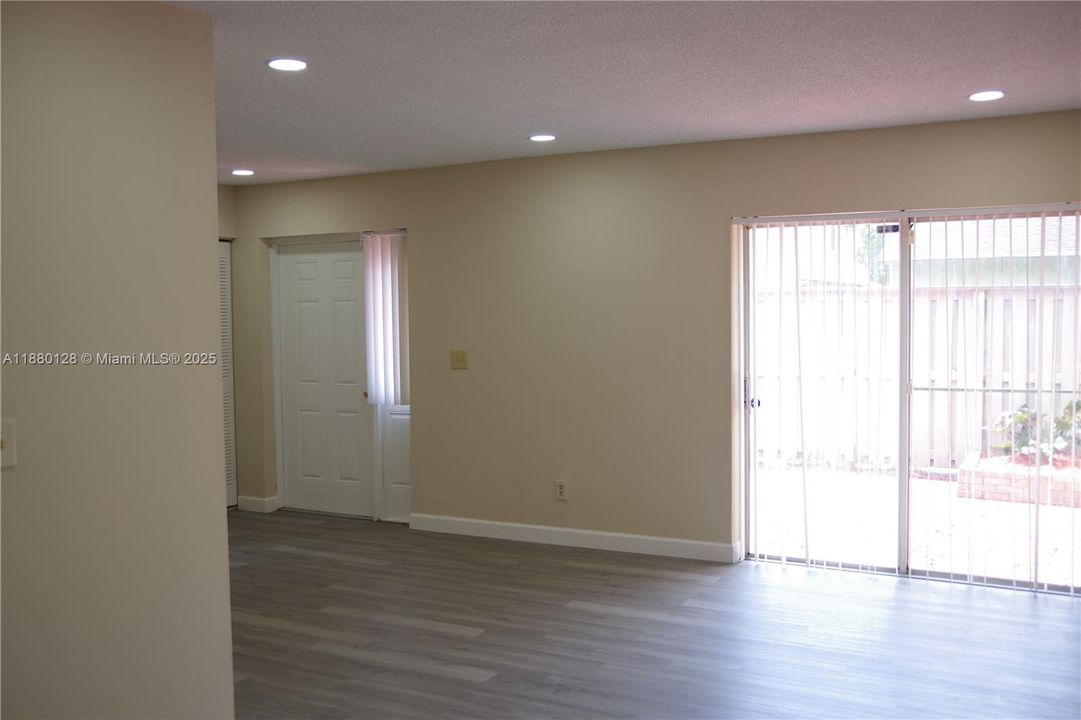 Recently Rented: $1,800 (2 beds, 1 baths, 868 Square Feet)