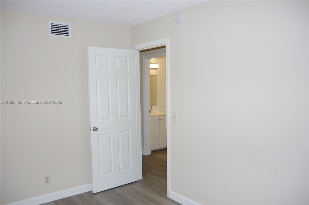 Recently Rented: $1,800 (2 beds, 1 baths, 868 Square Feet)