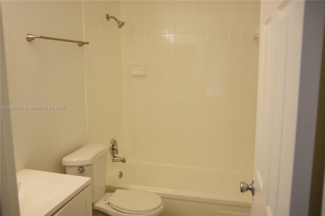 Recently Rented: $1,800 (2 beds, 1 baths, 868 Square Feet)