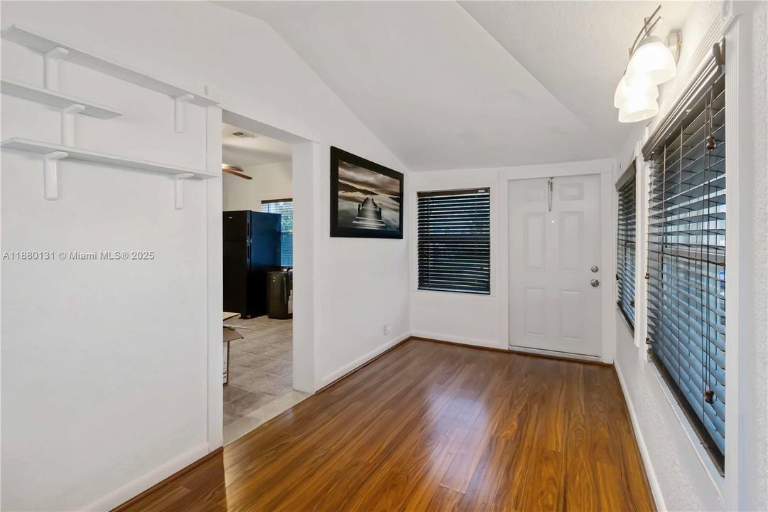 En Venta: $535,000 (4 camas, 2 baños, 1080 Pies cuadrados)