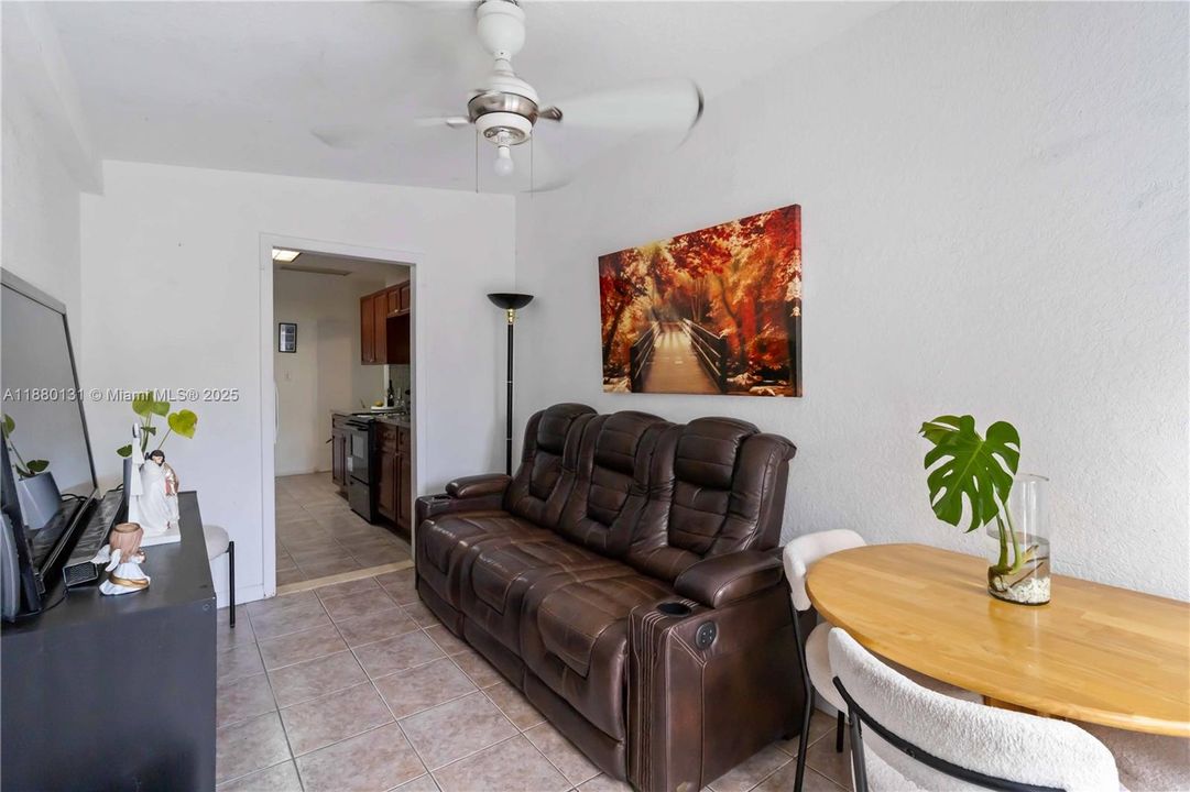 En Venta: $535,000 (4 camas, 2 baños, 1080 Pies cuadrados)