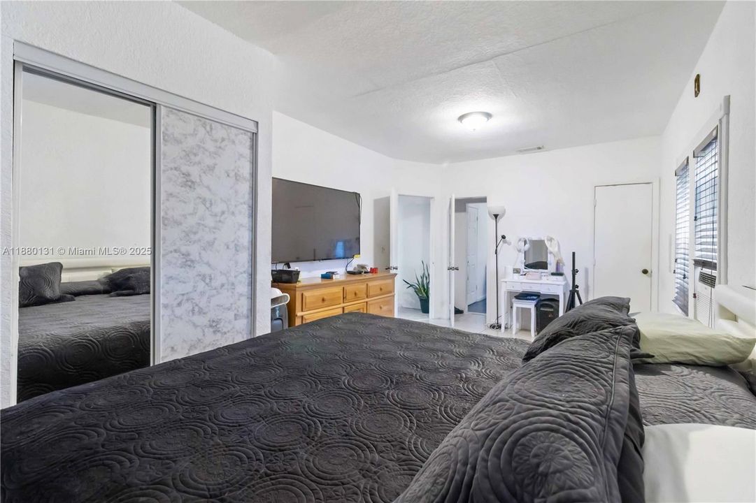 En Venta: $535,000 (4 camas, 2 baños, 1080 Pies cuadrados)