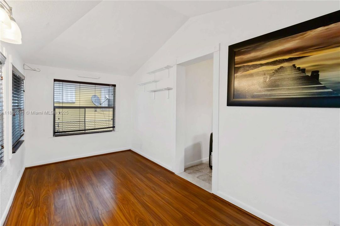 En Venta: $535,000 (4 camas, 2 baños, 1080 Pies cuadrados)