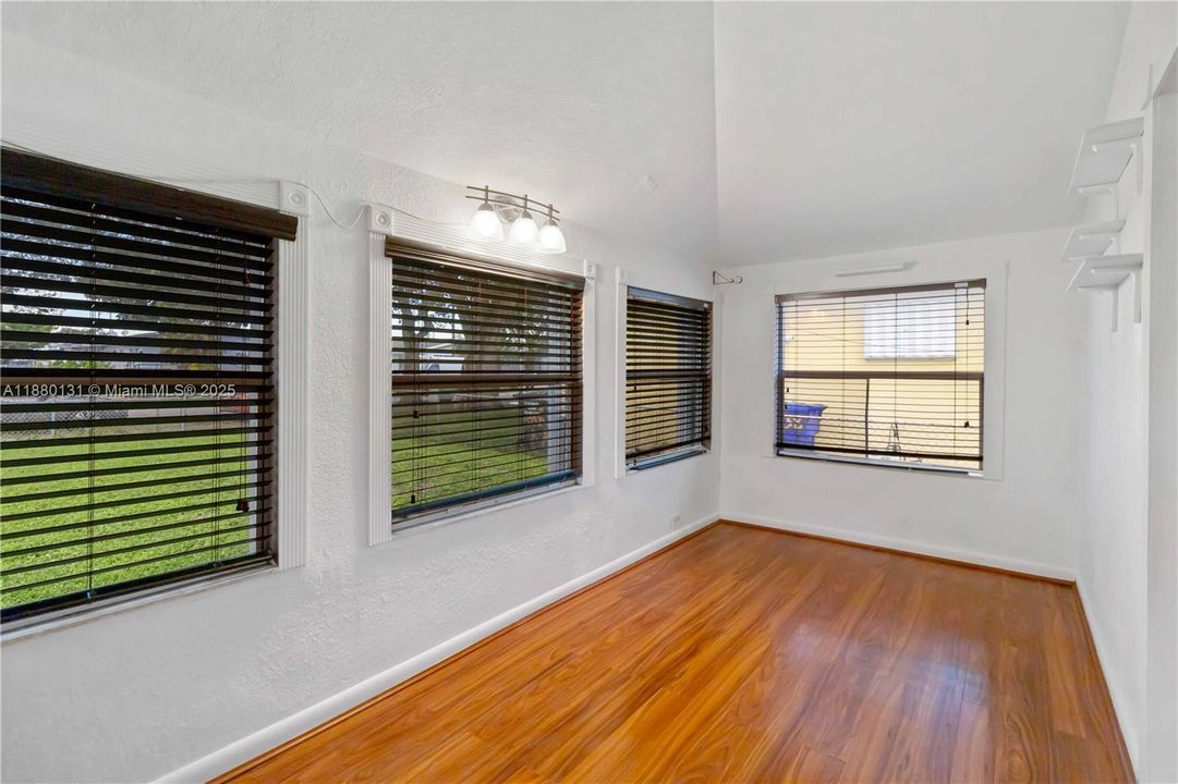 En Venta: $535,000 (4 camas, 2 baños, 1080 Pies cuadrados)