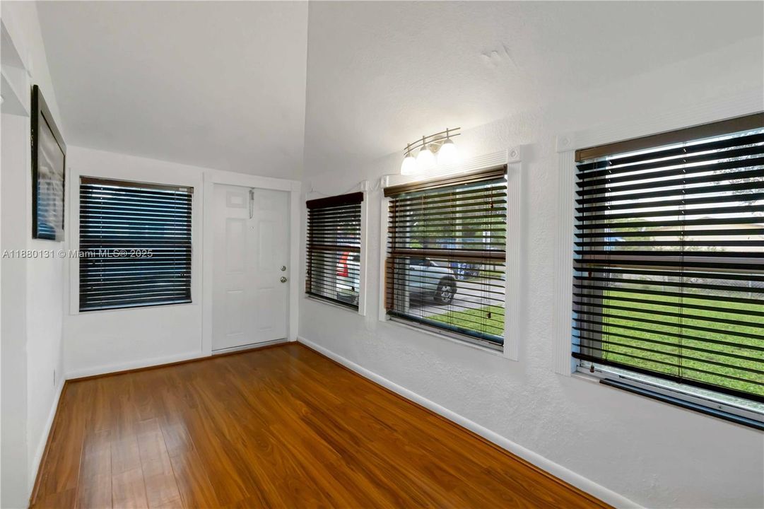 En Venta: $535,000 (4 camas, 2 baños, 1080 Pies cuadrados)