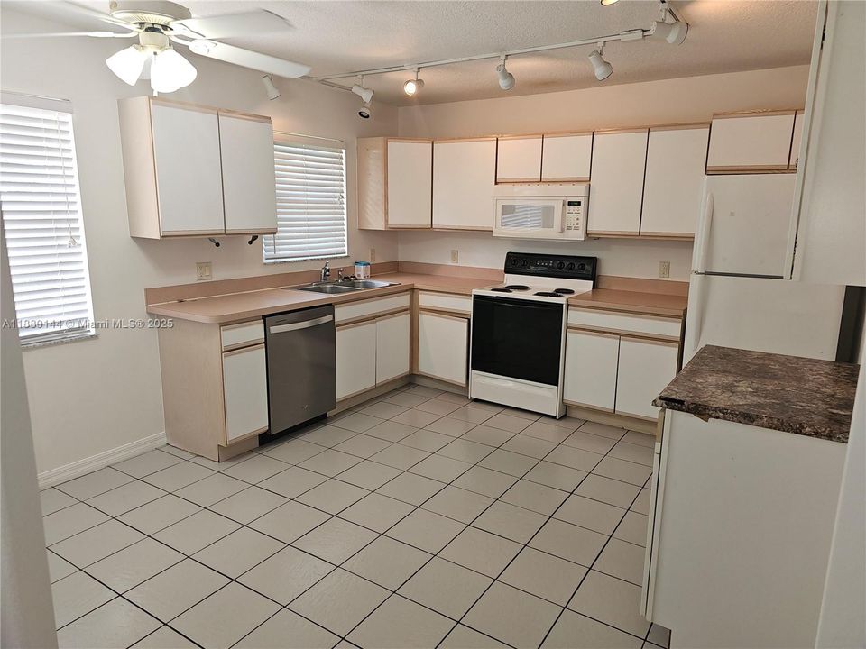 For Rent: $2,800 (3 beds, 2 baths, 1187 Square Feet)