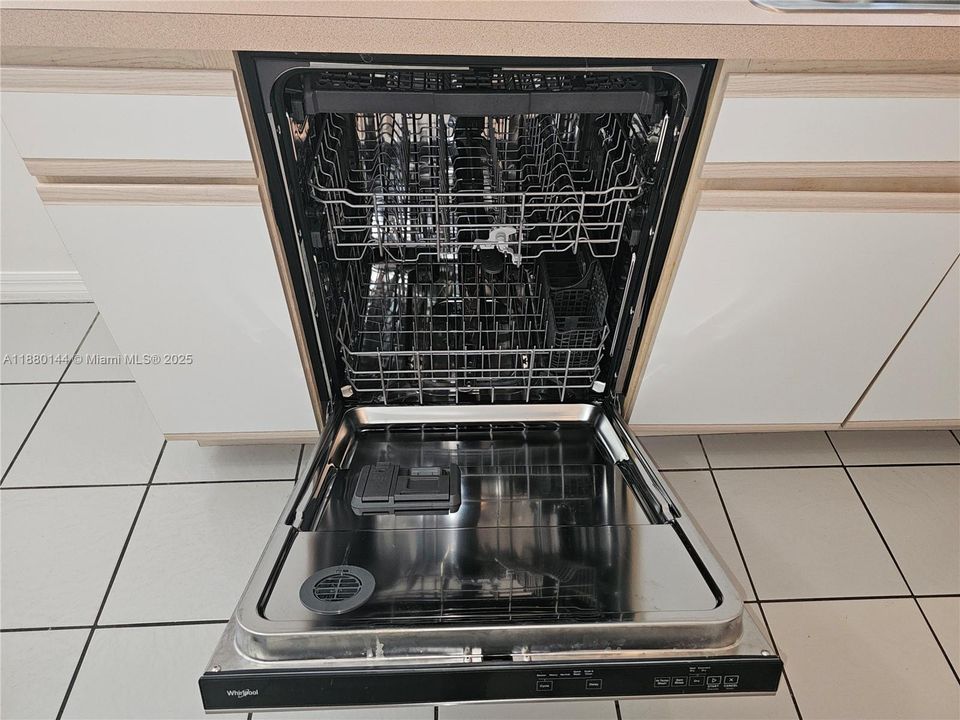 For Rent: $2,800 (3 beds, 2 baths, 1187 Square Feet)