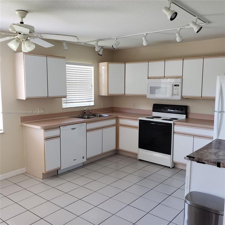 For Rent: $2,800 (3 beds, 2 baths, 1187 Square Feet)