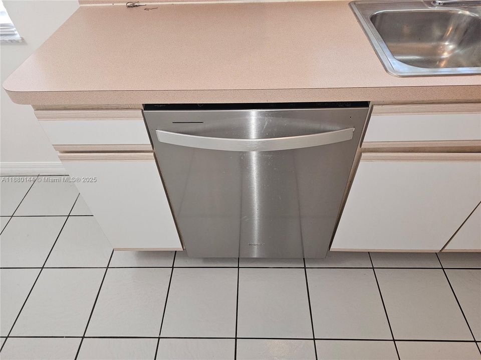 For Rent: $2,800 (3 beds, 2 baths, 1187 Square Feet)