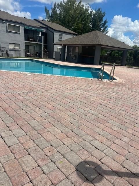 最近租的: $1,700 (1 贝兹, 1 浴室, 583 平方英尺)