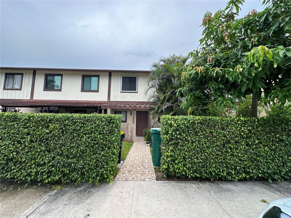 Active With Contract: $2,950 (3 beds, 2 baths, 1684 Square Feet)