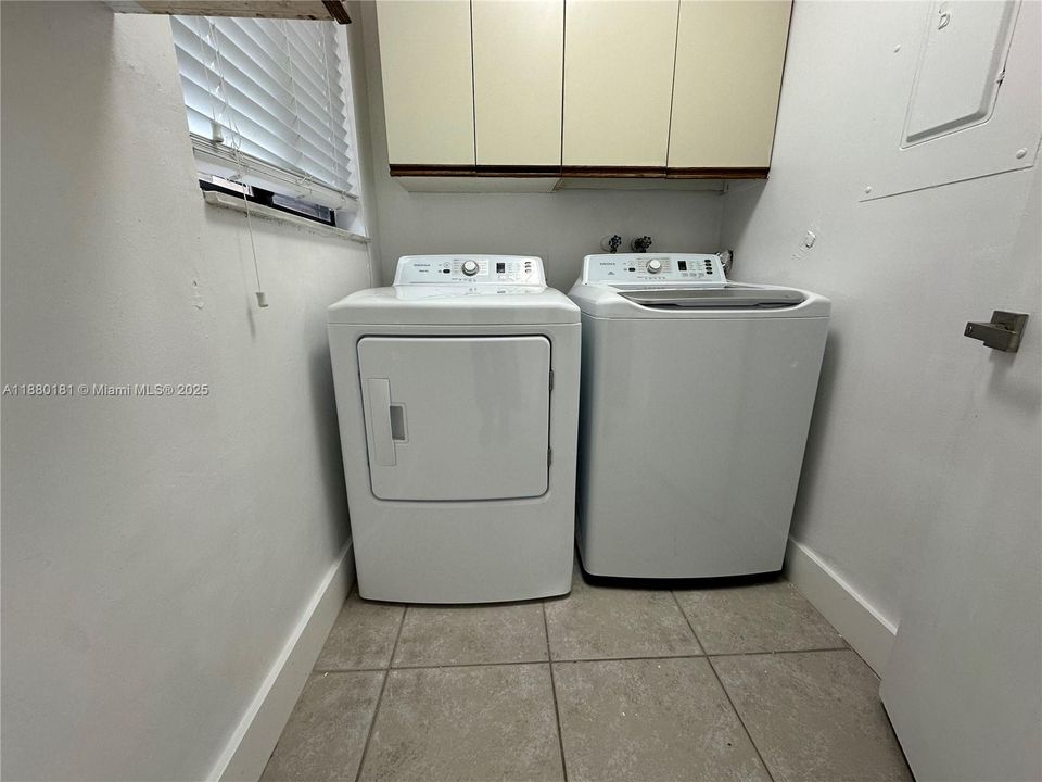 Active With Contract: $2,950 (3 beds, 2 baths, 1684 Square Feet)