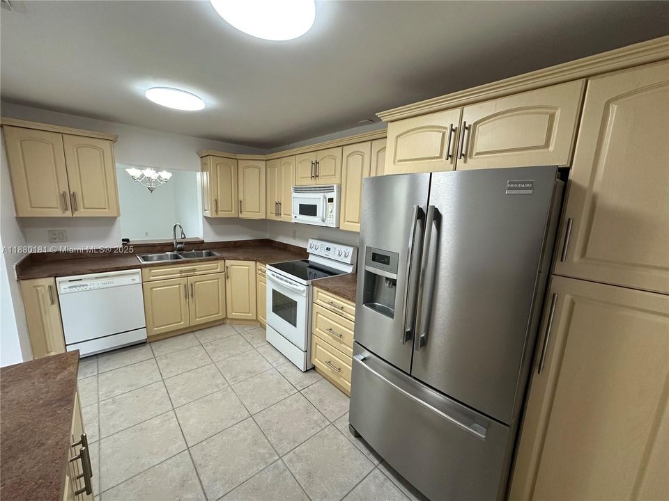 Active With Contract: $2,950 (3 beds, 2 baths, 1684 Square Feet)