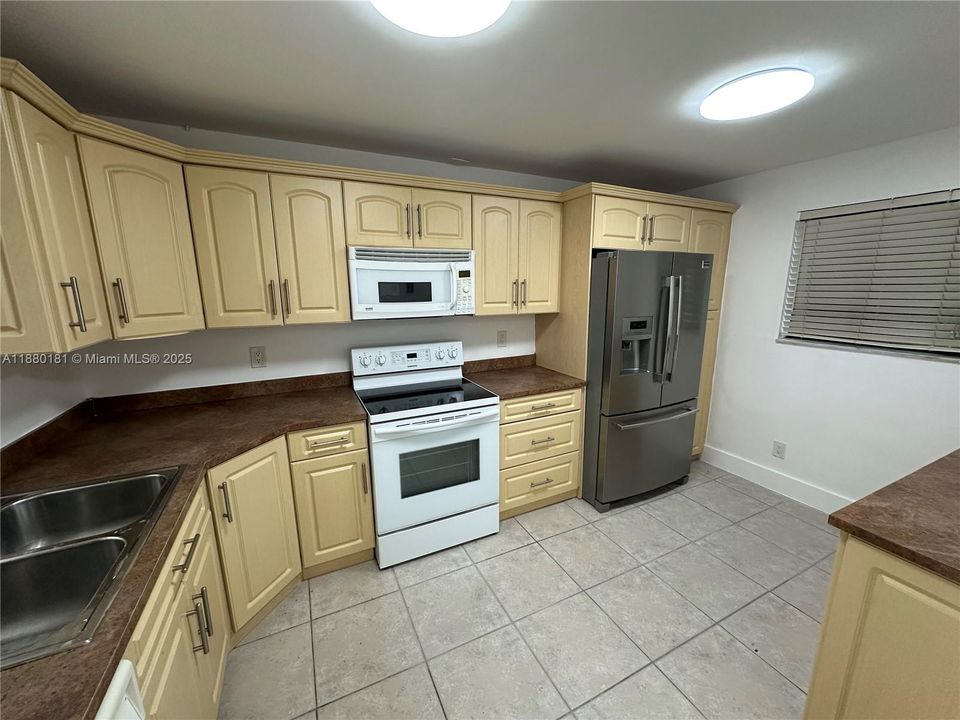 Active With Contract: $2,950 (3 beds, 2 baths, 1684 Square Feet)