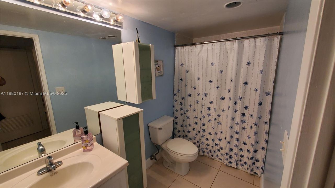 For Sale: $399,000 (1 beds, 1 baths, 1000 Square Feet)