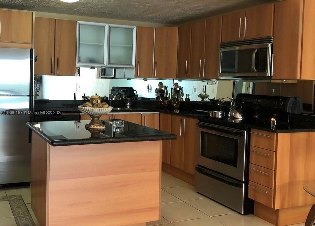 For Sale: $399,000 (1 beds, 1 baths, 1000 Square Feet)