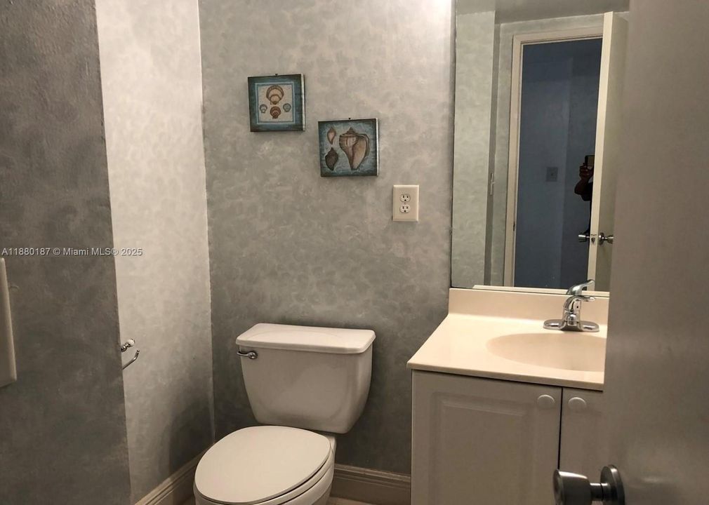 For Sale: $399,000 (1 beds, 1 baths, 1000 Square Feet)