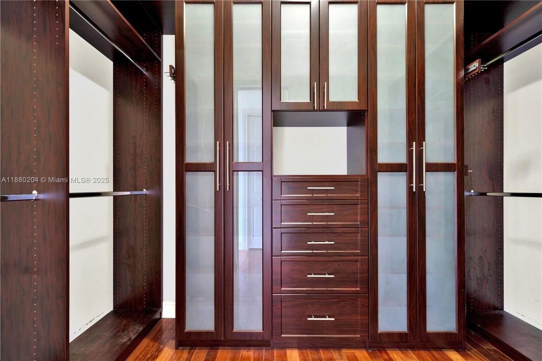 Под контрактом: $999,900 (5 спален, 4 ванн, 4612 Квадратных фут)