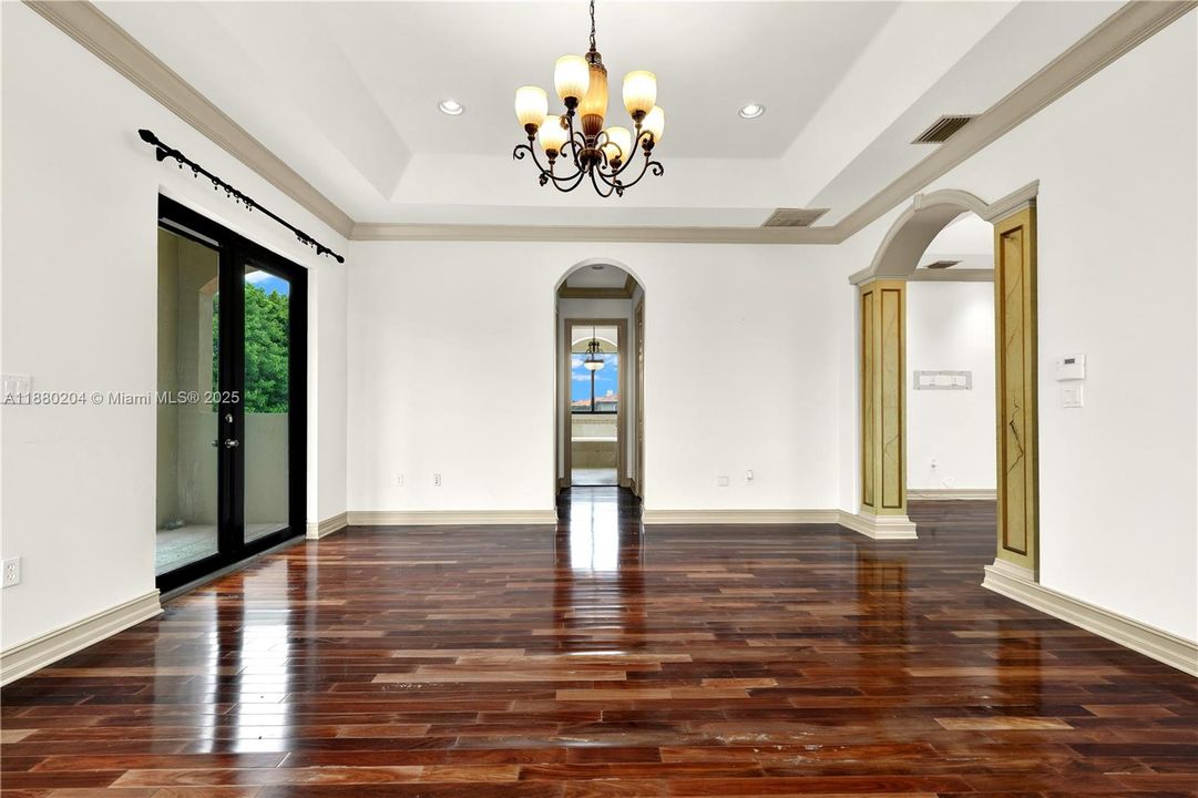 Под контрактом: $999,900 (5 спален, 4 ванн, 4612 Квадратных фут)