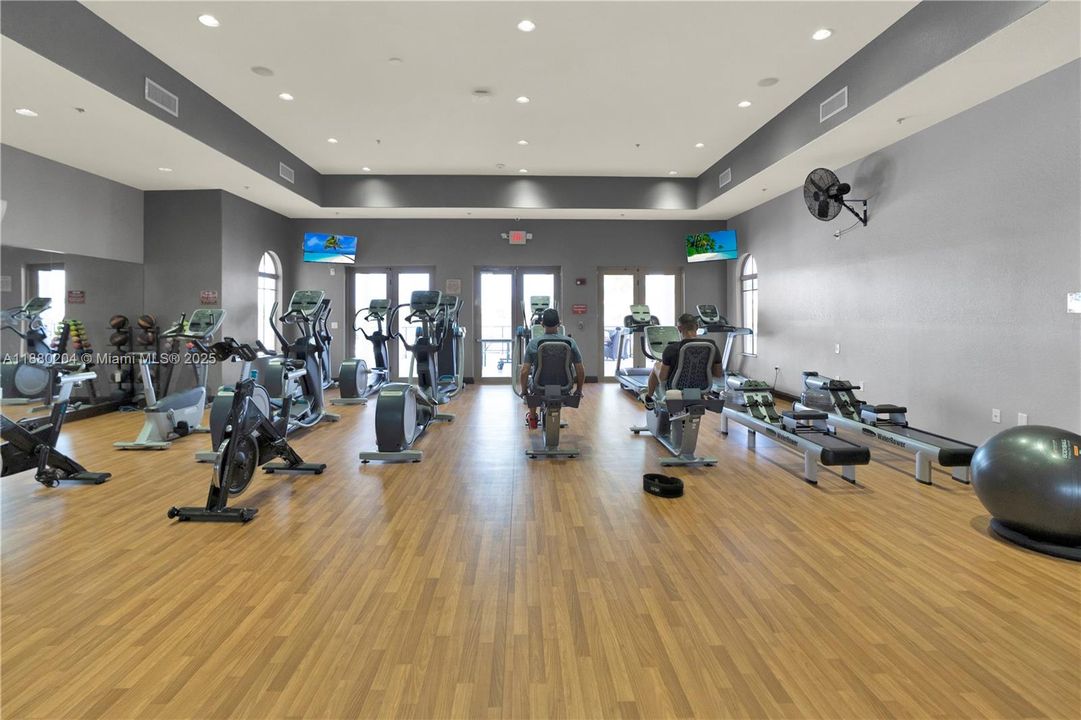 Под контрактом: $999,900 (5 спален, 4 ванн, 4612 Квадратных фут)