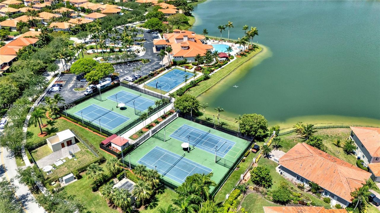 Под контрактом: $999,900 (5 спален, 4 ванн, 4612 Квадратных фут)