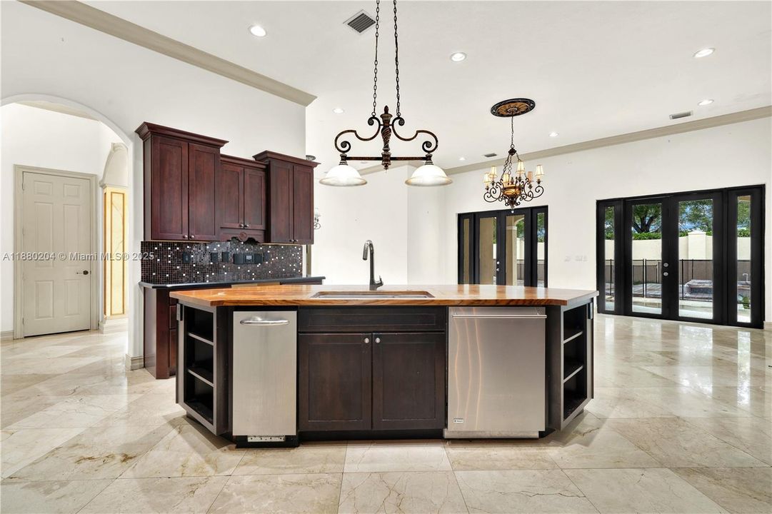 Под контрактом: $999,900 (5 спален, 4 ванн, 4612 Квадратных фут)