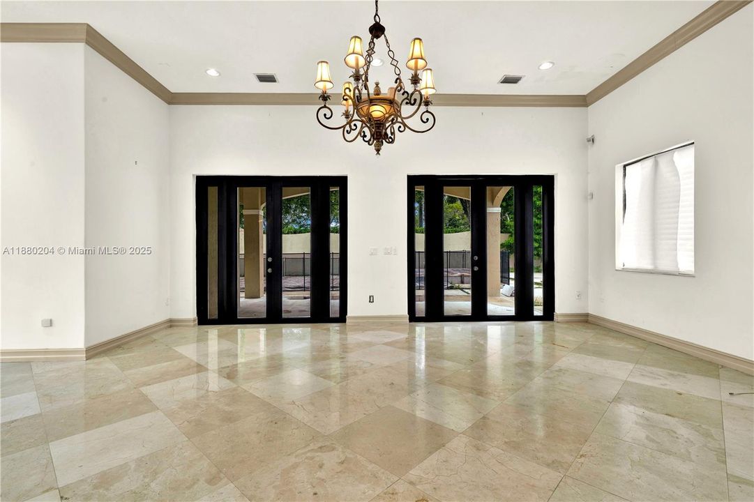 Под контрактом: $999,900 (5 спален, 4 ванн, 4612 Квадратных фут)