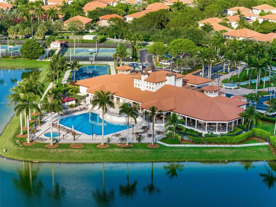 Под контрактом: $999,900 (5 спален, 4 ванн, 4612 Квадратных фут)