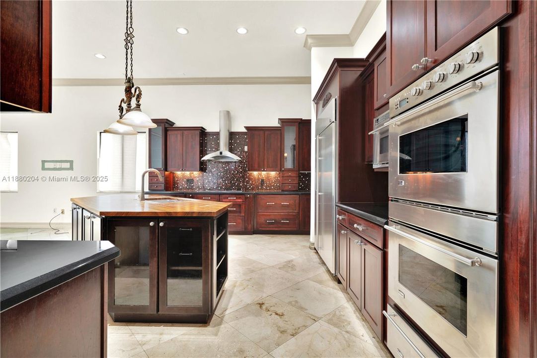 Под контрактом: $999,900 (5 спален, 4 ванн, 4612 Квадратных фут)