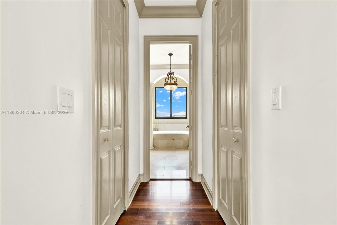 Под контрактом: $999,900 (5 спален, 4 ванн, 4612 Квадратных фут)