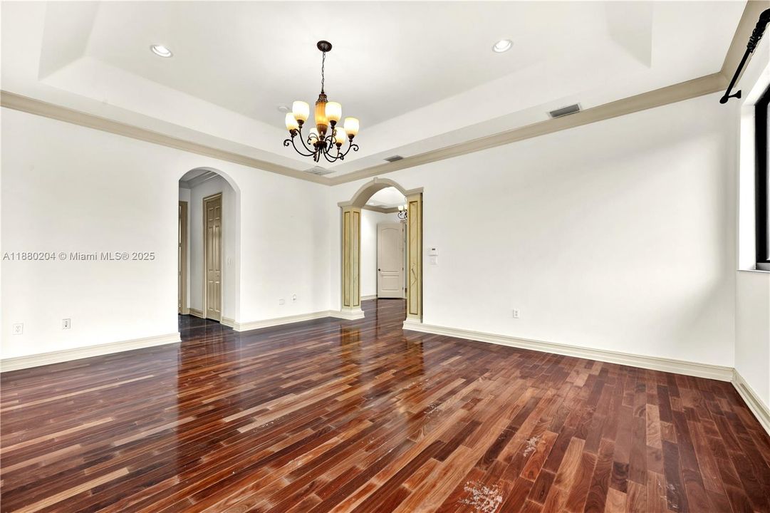 Под контрактом: $999,900 (5 спален, 4 ванн, 4612 Квадратных фут)