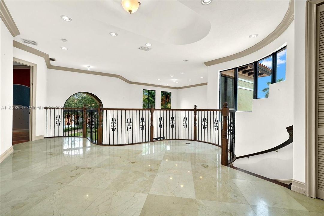 Под контрактом: $999,900 (5 спален, 4 ванн, 4612 Квадратных фут)