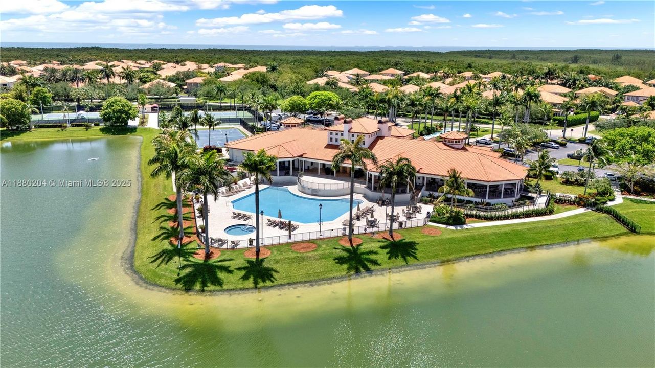 Под контрактом: $999,900 (5 спален, 4 ванн, 4612 Квадратных фут)