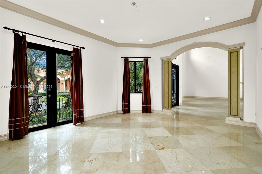 Под контрактом: $999,900 (5 спален, 4 ванн, 4612 Квадратных фут)