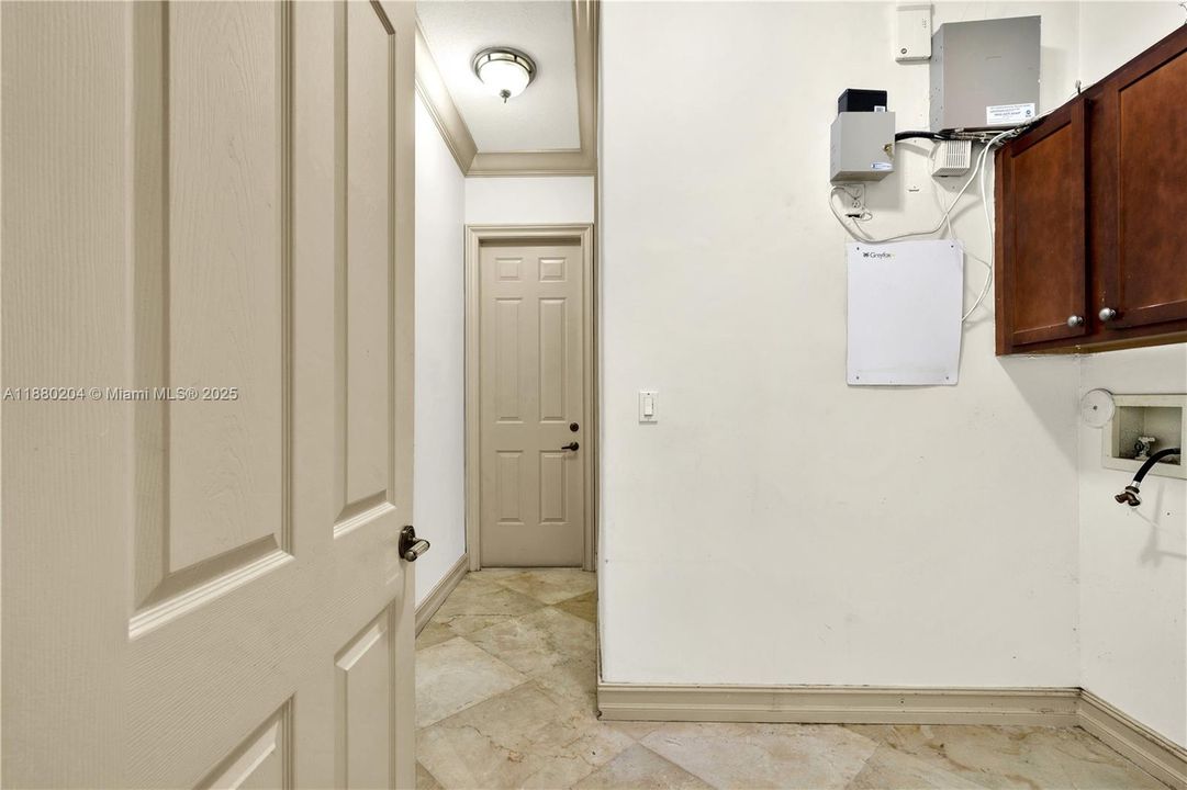 Под контрактом: $999,900 (5 спален, 4 ванн, 4612 Квадратных фут)