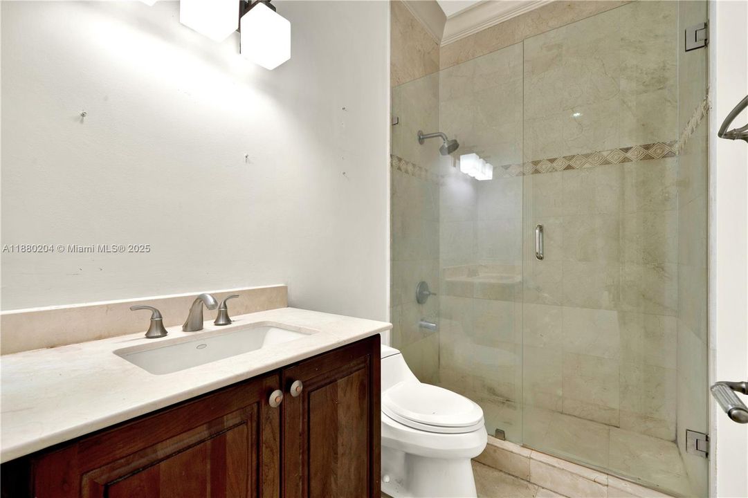 Под контрактом: $999,900 (5 спален, 4 ванн, 4612 Квадратных фут)