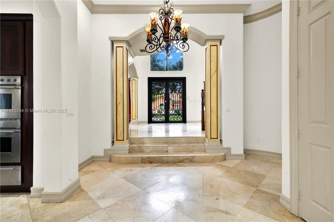 Под контрактом: $999,900 (5 спален, 4 ванн, 4612 Квадратных фут)