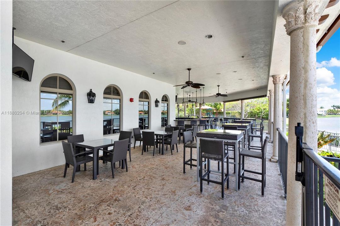 Под контрактом: $999,900 (5 спален, 4 ванн, 4612 Квадратных фут)