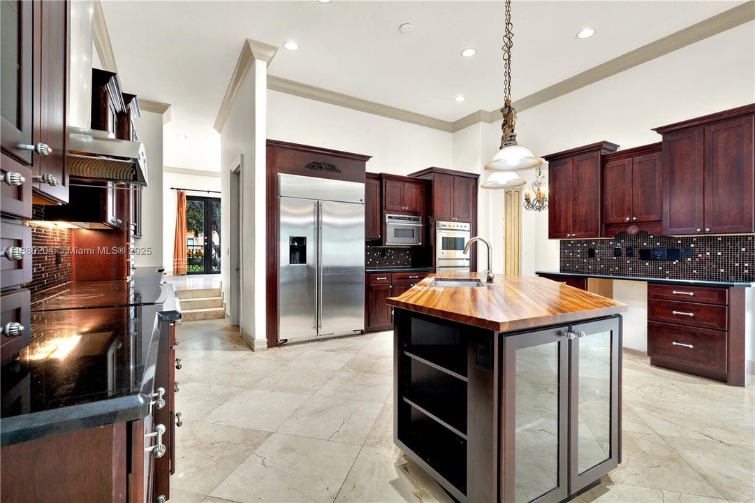 Под контрактом: $999,900 (5 спален, 4 ванн, 4612 Квадратных фут)