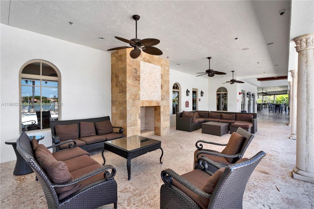 Под контрактом: $999,900 (5 спален, 4 ванн, 4612 Квадратных фут)