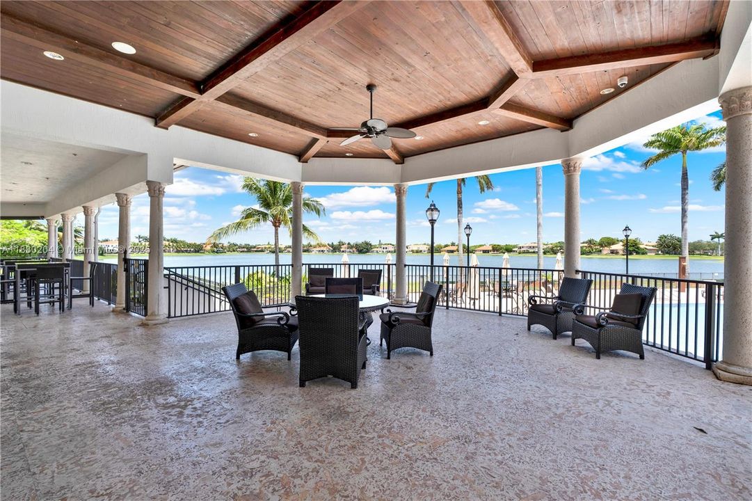 Под контрактом: $999,900 (5 спален, 4 ванн, 4612 Квадратных фут)