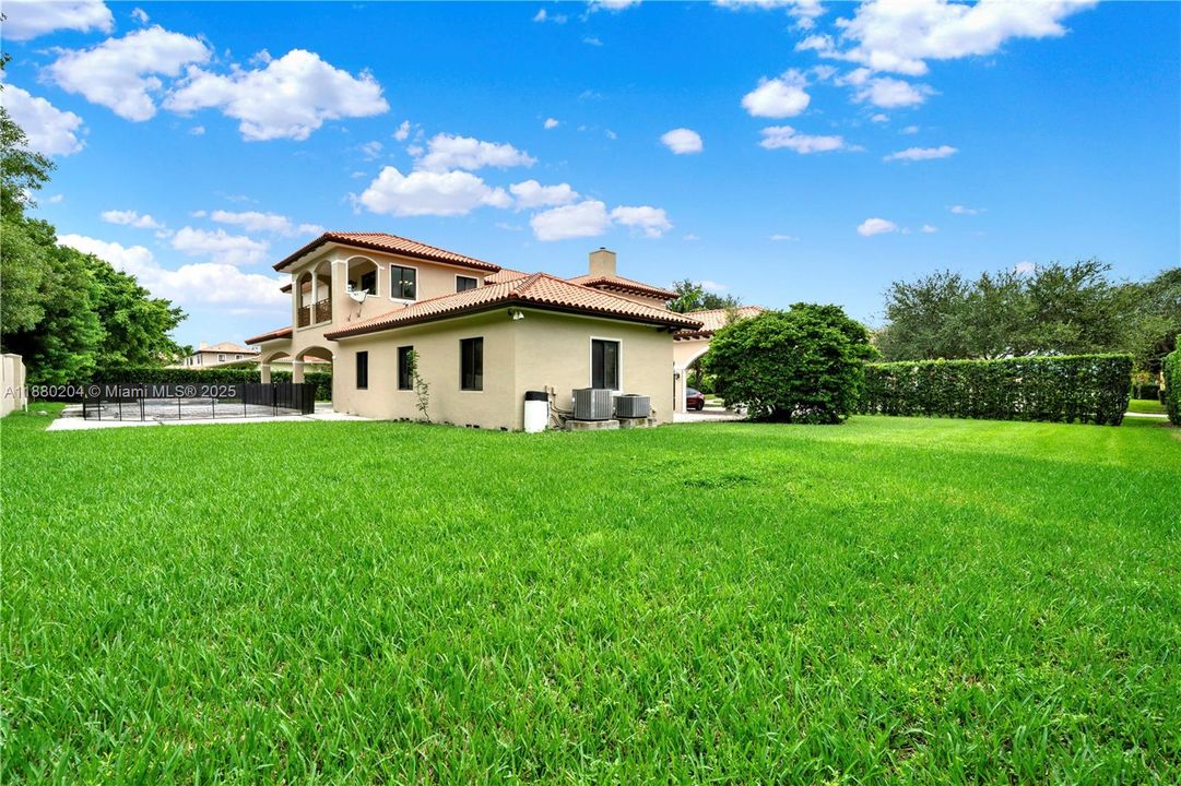 Под контрактом: $999,900 (5 спален, 4 ванн, 4612 Квадратных фут)