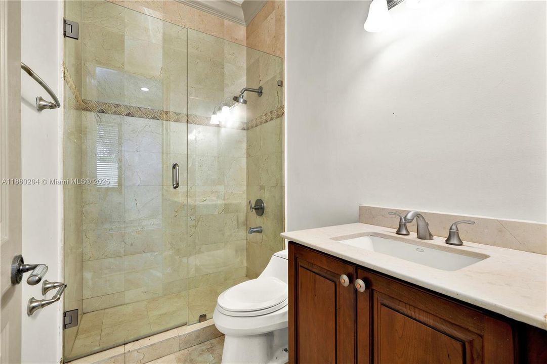 Под контрактом: $999,900 (5 спален, 4 ванн, 4612 Квадратных фут)