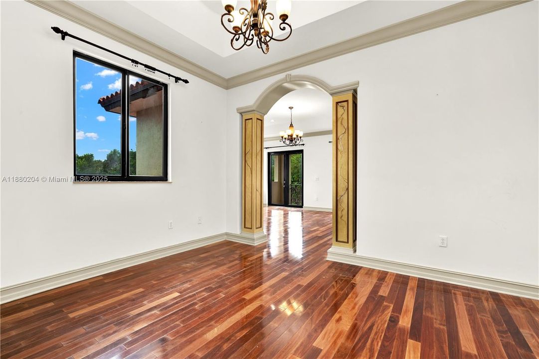 Под контрактом: $999,900 (5 спален, 4 ванн, 4612 Квадратных фут)