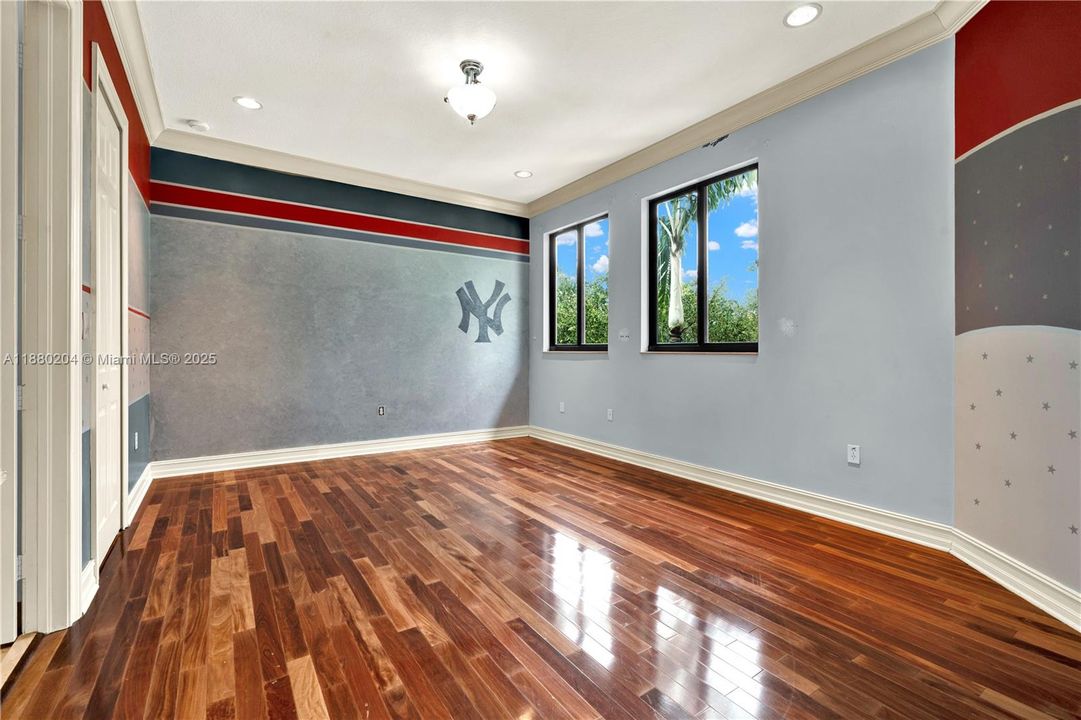 Под контрактом: $999,900 (5 спален, 4 ванн, 4612 Квадратных фут)